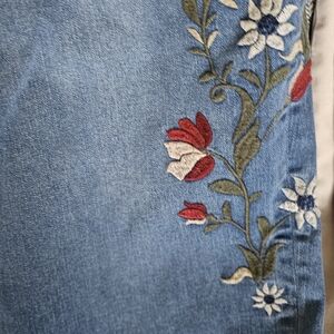 Avenue Blue Jeans CROP with Floral Embroidery
